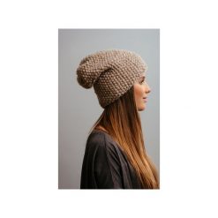 Czapki damskie: POMPOM – beżowa czapka oversize