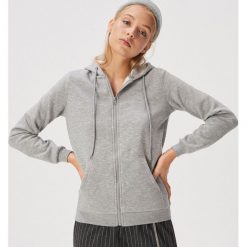 Bluza basic z kapturem - Jasny szary. Szare bluzy damskie Sinsay, s, bez wzorów, bez rękawów, z kapturem. Za 39,99 zł.