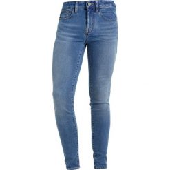 Wåven ERLING Jeans Skinny Fit steel blue. Niebieskie jeansy męskie relaxed fit marki Wåven. W wyprzedaży za 139,30 zł.