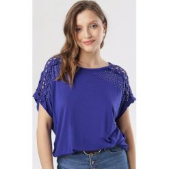 Ciemnoniebieska Bluzka Liteia. Niebieskie bluzki damskie Born2be, xl, bez wzorów, bez kołnierzyka, bez rękawów. W wyprzedaży za 49,99 zł.