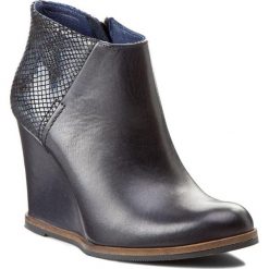 Botki CARINII - B3043 Samdro 1811/Alaska Casimik 0811. Niebieskie botki damskie skórzane Carinii. W wyprzedaży za 239,00 zł.