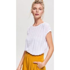 T-shirt z tkaniny strukturalnej - Kremowy. Białe t-shirty damskie marki Reserved, s, bez wzorów, z tkaniny, bez kołnierzyka. Za 49,99 zł.