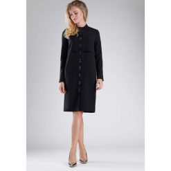 Czarna Elegancka Szmizjerka na Stójce. Czarne sukienki damskie Molly.pl, na co dzień, s, w paski, eleganckie, ze stójką, z długim rękawem, długie, proste. Za 179,90 zł.