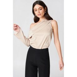 Bluzki damskie: Hannalicious x NA-KD Satynowa bluzka na jedno ramię – Beige,Gold