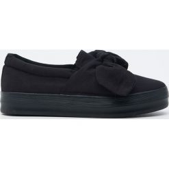 Trampki wsuwane slip on z kokardą - Czarny. Czarne trampki i tenisówki damskie Sinsay, bez wzorów, bez zapięcia. Za 59,99 zł.