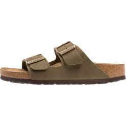 Birkenstock ARIZONA Klapki steer khaki. Zielone kapcie męskie marki Birkenstock, z materiału. Za 399,00 zł.