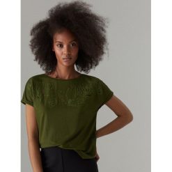 Koszulka z kwiatowym haftem - Khaki. Brązowe koszulki damskie Mohito, s, z haftami, bez kołnierzyka, bez rękawów. Za 59,99 zł.