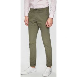 Produkt by Jack & Jones - Spodnie. Zielone spodnie męskie marki PRODUKT by Jack & Jones, na co dzień, l, bez wzorów, z elastanu, casualowe. Za 129,90 zł.