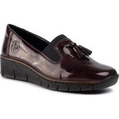 Półbuty RIEKER - 53751-35 Rot. Czerwone półbuty damskie Rieker, z aplikacjami, ze skóry ekologicznej, bez obcasa, na obcasie, bez zapięcia. Za 239,00 zł.