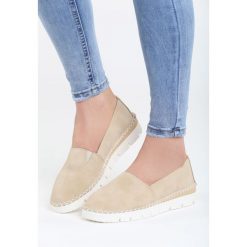 Jasnobeżowe Slip On Each Other. Białe trampki damskie slip on marki Born2be. Za 59,99 zł.