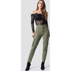 Pamela x NA-KD Spodnie z wysokim stanem Army - Green. Zielone spodnie z wysokim stanem marki Pamela x NA-KD, z podwyższonym stanem. Za 202,95 zł.
