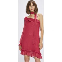 Answear - Sukienka Stripes Vibes. Brązowe sukienki damskie ANSWEAR, na co dzień, s, bez wzorów, z poliesteru, eleganckie, bez kołnierzyka, bez rękawów, mini, proste. W wyprzedaży za 69,90 zł.