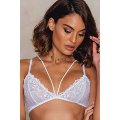 Biustonosze bardotka: NA-KD Lingerie Koronkowy biustonosz z dwoma paseczkami – White