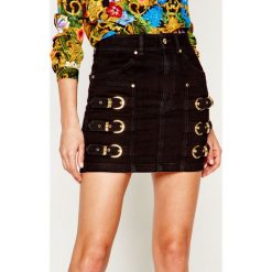 Spódnica jeansowa Versace Jeans Couture A9HVA307. Czarne spódniczki damskie Versace Jeans Couture, bez wzorów, z elastanu. W wyprzedaży za 1039,00 zł.