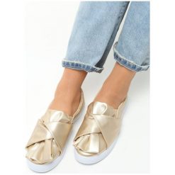 Złote Slip On Wendy. Żółte trampki damskie slip on Born2be. Za 39,99 zł.