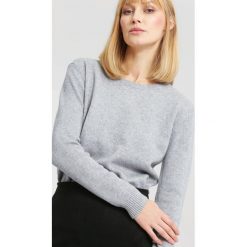 Szary Sweter Bossy. Zielone swetry klasyczne damskie marki other, l, prążkowane. Za 79,99 zł.