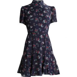 Fashion Union TUPAC OPEN BACK FLORAL Sukienka letnia navy romantic. Niebieskie bez kategorii marki Fashion Union, na lato, z poliesteru. W wyprzedaży za 135,20 zł.