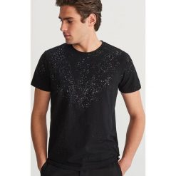 T-shirt z mikroprintem - Czarny. Czarne t-shirty męskie Reserved, s, bez wzorów, bez kołnierzyka. W wyprzedaży za 29,99 zł.