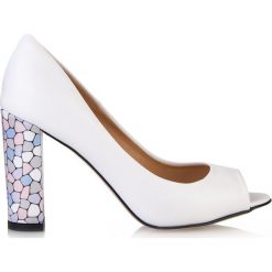 Czółenka peep toe. Białe czółenka damskie Arturo Vicci, bez wzorów, ze skóry, z otwartym noskiem, na wysokim obcasie, na obcasie. Za 279,00 zł.