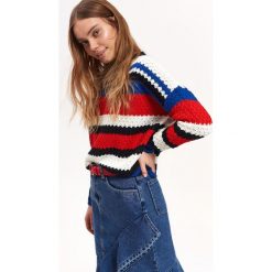 Luźny sweter w paski. Czerwone swetry damskie Top Secret, na lato, w paski, z dzianiny, eleganckie, bez rękawów, bez kaptura. Za 89,99 zł.