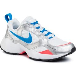 Buty NIKE - Air Heights AT4522 102 White/Photo Blue. Białe półbuty męskie Nike, na co dzień, bez wzorów, ze skóry ekologicznej, bez zapięcia. W wyprzedaży za 259,00 zł.