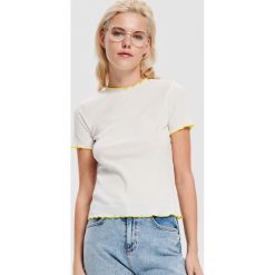 T-shirt z prążkowanej dzianiny - Kremowy. Białe t-shirty damskie Reserved, s, bez wzorów, z dzianiny, bez kołnierzyka. W wyprzedaży za 29,99 zł.