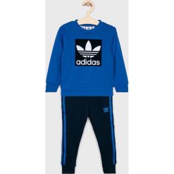 Adidas Originals - Dres dziecięcy 104-128 cm. Niebieskie spodnie chłopięce adidas Originals, z nadrukiem, z elastanu, długie. Za 179,90 zł.