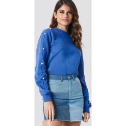 Andrea Hedenstedt x NA-KD Bluza z perłami na rękawie - Blue. Niebieskie długie bluzy damskie marki Andrea Hedenstedt x NA-KD, z dresówki, z długim rękawem. W wyprzedaży za 66,98 zł.