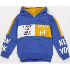 Niebieska Bluza Haleemah. Niebieskie swetry chłopięce Born2be, z nadrukiem, z kapturem. Za 59,99 zł.