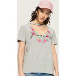 T-shirt z chokerem - Jasny szar. Szare t-shirty damskie Sinsay, l, z chokerem. W wyprzedaży za 14,99 zł.