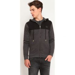 BLUZA ROZPINANA MĘSKA LUŹNA. Szare bluzy męskie TROLL, xxl, bez wzorów, z dzianiny, sportowe, z kapturem, bez rękawów. W wyprzedaży za 49,99 zł.