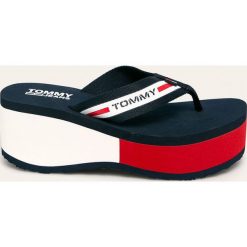Tommy Jeans - Japonki. Czerwone klapki damskie Tommy Jeans, bez wzorów, z jeansu, bez obcasa, na obcasie. Za 249,90 zł.