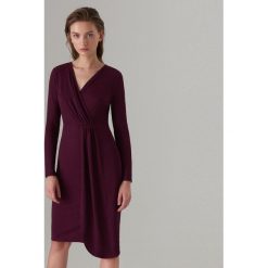 Kopertowa midi sukienka - Fioletowy. Fioletowe sukienki damskie Mohito, s, bez wzorów, bez kołnierzyka, bez rękawów, midi, kopertowe. Za 129,99 zł.