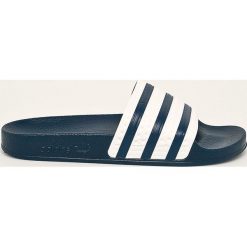 Adidas Originals - Klapki. Niebieskie klapki damskie adidas Originals, bez wzorów, z gumy, bez obcasa, na obcasie. W wyprzedaży za 119,90 zł.