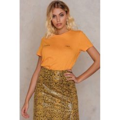 NA-KD T-shirt Hands Off - Orange. Pomarańczowe t-shirty damskie NA-KD, z nadrukiem, z bawełny, z okrągłym kołnierzem. W wyprzedaży za 24,28 zł.