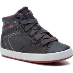 Sneakersy GEOX - J Gisli B. C J945CC 0MEBC C4244 M Navy. Niebieskie trampki chłopięce Geox, bez wzorów, ze skóry ekologicznej, bez zapięcia. W wyprzedaży za 149,00 zł.