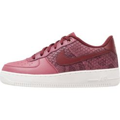 Nike Sportswear AIR FORCE 1 Tenisówki i Trampki port/dark team red/summit whit. Czerwone trampki męskie Nike Sportswear, ze skóry. W wyprzedaży za 279,20 zł.