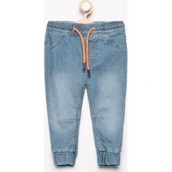 Jeansowe spodnie jogger - Niebieski. Niebieskie jeansy chłopięce marki Reserved. W wyprzedaży za 49,99 zł.