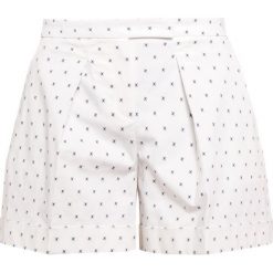 Jil Sander Navy Szorty ivory. Białe szorty damskie marki Jil Sander Navy, z elastanu. W wyprzedaży za 563,60 zł.