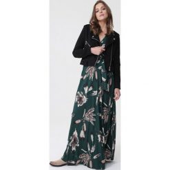 Ciemnozielona Sukienka Strict. Sukienki damskie Born2be, s, bez wzorów, bez kołnierzyka, bez rękawów, długie, maxi, kopertowe. Za 129,99 zł.