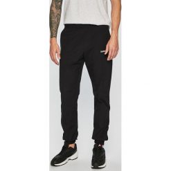 Calvin Klein Jeans - Spodnie. Czarne spodnie męskie Calvin Klein Jeans, na co dzień, s, bez wzorów, z bawełny, casualowe. W wyprzedaży za 299,90 zł.