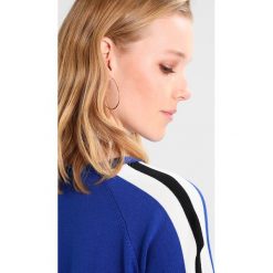 Swetry klasyczne damskie: Soyaconcept DOLLIE Sweter electric blue combi