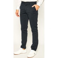 Spodnie materiałowe TOMMY HILFIGER Core Straight Chino MW0MW08644. Niebieskie jeansy męskie TOMMY HILFIGER, m, bez wzorów. Za 449,00 zł.
