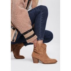Beżowe Botki Marigny. Brązowe botki damskie Renee, z okrągłym noskiem, za kostkę, na średnim obcasie, na obcasie, na zamek. Za 129,99 zł.