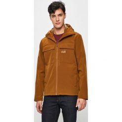 Jack Wolfskin - Kurtka. Pomarańczowe płaszcze męskie Jack Wolfskin, m, bez wzorów, z materiału, krótkie, z kapturem. W wyprzedaży za 269,90 zł.