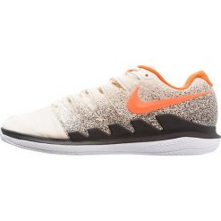 Nike Performance AIR ZOOM VAPOR X CLAY Obuwie do tenisa Outdoor light cream/bleached aqua/black. Białe buty sportowe męskie marki Nike Performance, z tworzywa sztucznego, bez zapięcia, outdoorowe. W wyprzedaży za 471,20 zł.