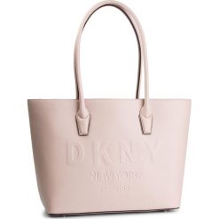 Torebka DKNY - Hutton-Md Satchel-Pe R84AV845 Iconic Blush 3IB. Różowe torebki klasyczne damskie DKNY, bez wzorów, ze skóry, klasyczne, bez dodatków. W wyprzedaży za 679,00 zł.