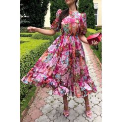 Sukienka SANDIMA PINK. Różowe sukienki damskie IVET, na co dzień, bez wzorów, eleganckie, bez kołnierzyka, bez rękawów, długie. W wyprzedaży za 119,00 zł.