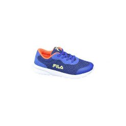 Niebieskie sneakersy chłopięce Fila na białej podeszwie. Niebieskie trampki chłopięce bez wzorów, z materiału, sportowe, bez zapięcia. Za 119,90 zł.