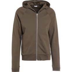 Filippa K ZIPPED HOODIE Bluza rozpinana sand. Szare kardigany męskie marki Filippa K, m, bez wzorów, z bawełny, bez kołnierzyka, bez rękawów, bez kaptura. W wyprzedaży za 379,60 zł.